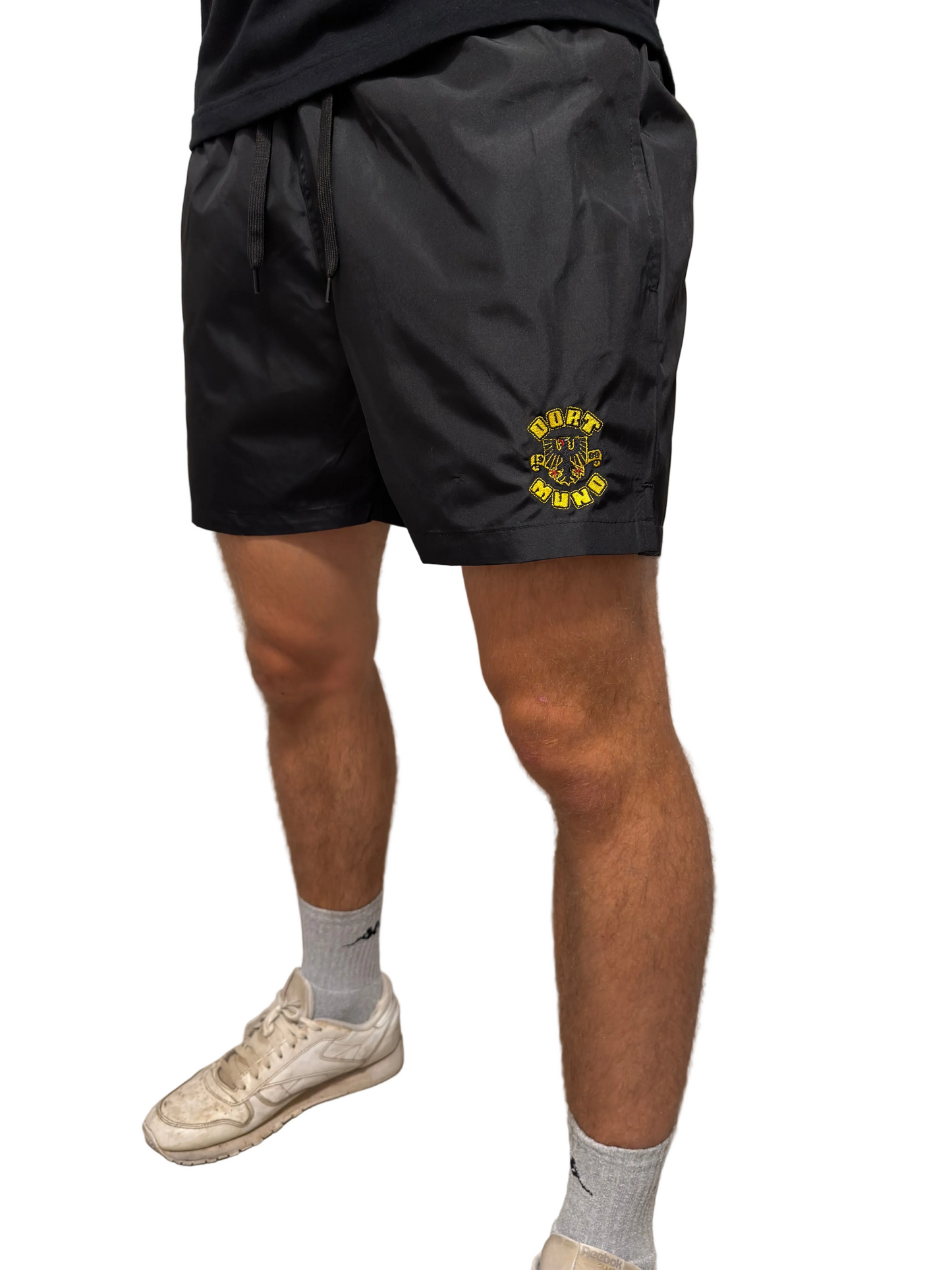 Dortmund 1909 Sportshorts - Model, Detailansicht Sticklogo linker Oberschenkel
