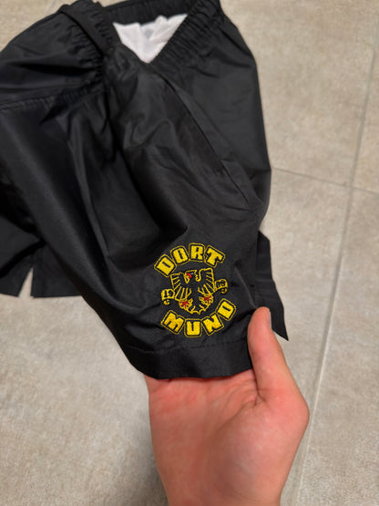 Dortmund 1909 Sportshorts - Detailansicht Sticklogo, Shorts liegend

