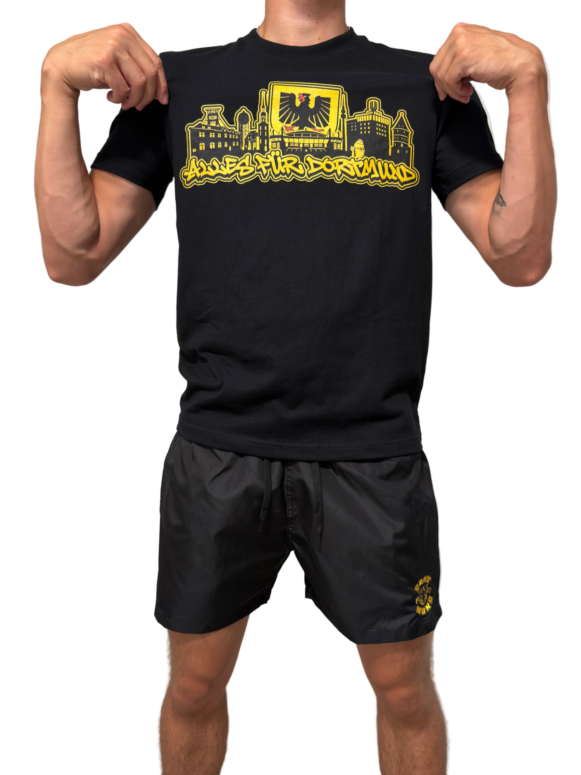 Alles für Dortmund T-Shirt - Model hält Print in die Kamera
