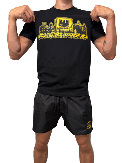 Alles für Dortmund T-Shirt - Model hält Print in die Kamera
